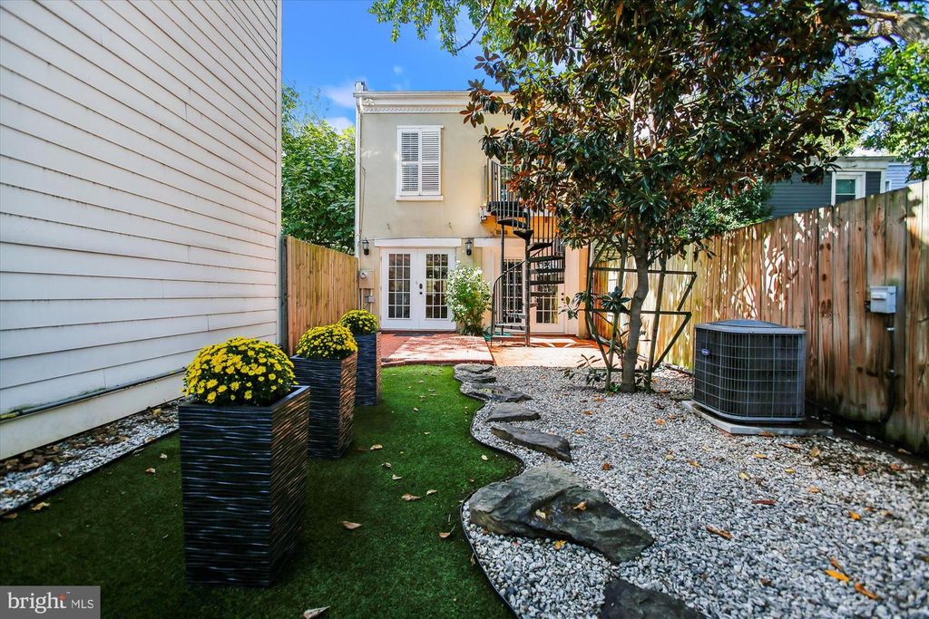 221 N WEST ST, Alexandria, VA 22314