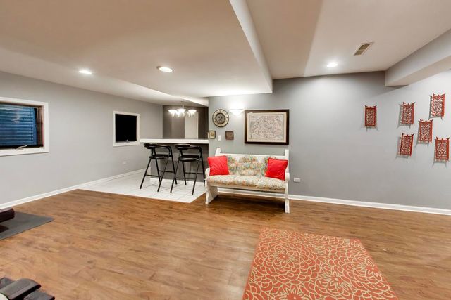 1309 S Pine Avenue, Arlington Heights, IL 60005