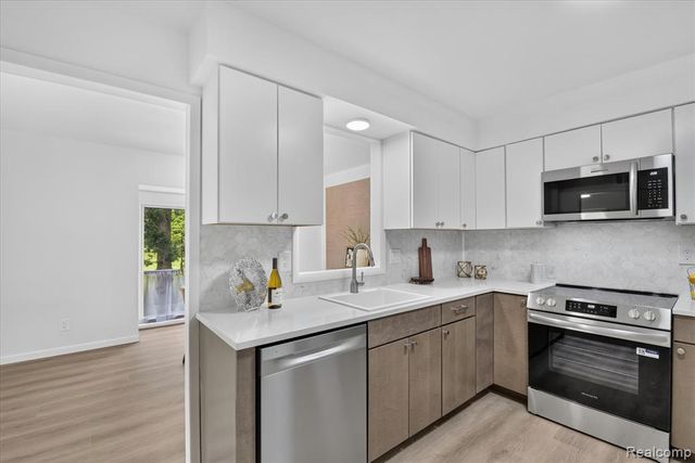 8127 Colony Drive 21, Grosse Ile, MI 48138