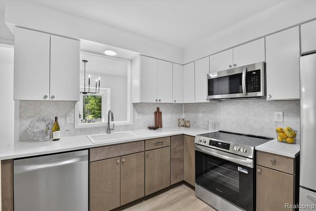 8127 Colony Drive 21, Grosse Ile, MI 48138