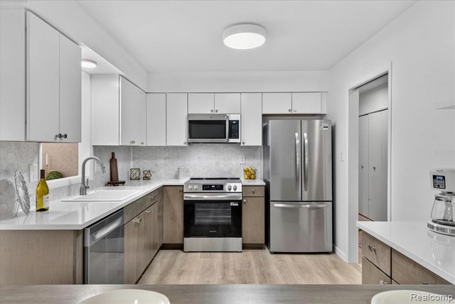8127 Colony Drive 21, Grosse Ile, MI 48138