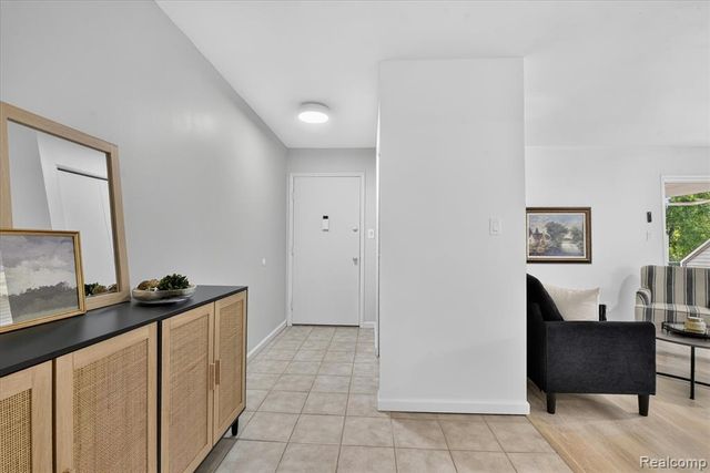8127 Colony Drive 21, Grosse Ile, MI 48138