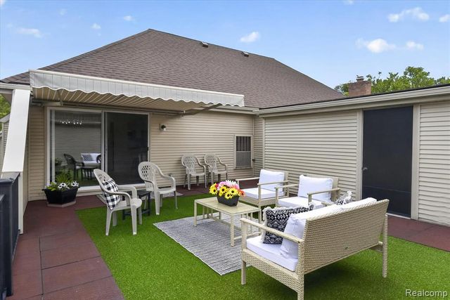 8127 Colony Drive 21, Grosse Ile, MI 48138