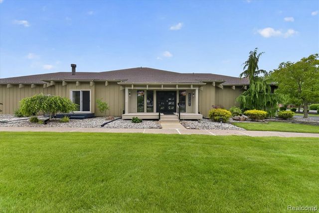 8127 Colony Drive 21, Grosse Ile, MI 48138