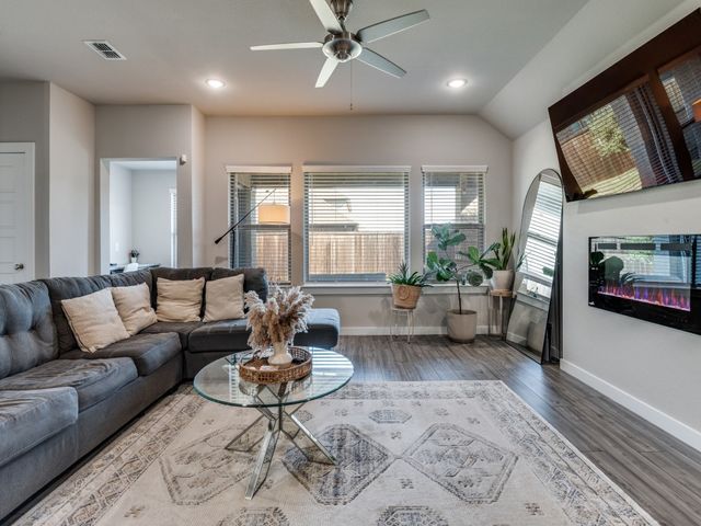 626 Congressional Avenue, Red Oak, TX 75154