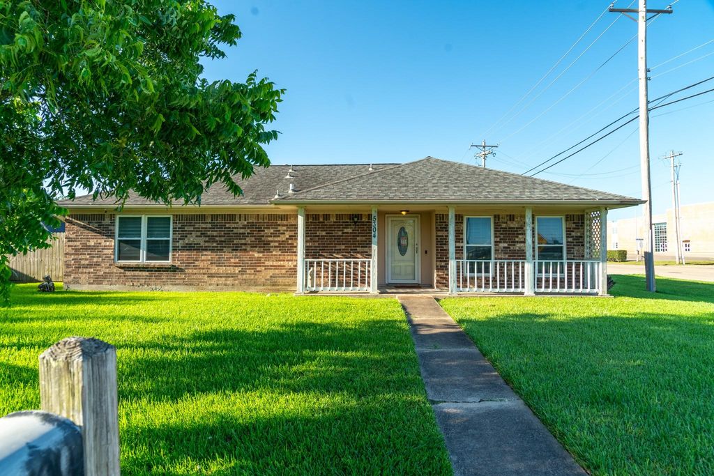 5304 Bramble Lane, Dickinson, TX 77539