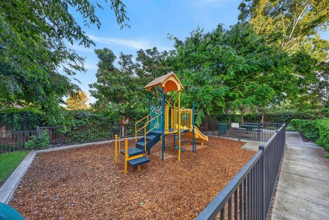 650 Almaden Walk Loop, San Jose, CA 95125