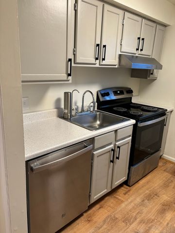 11 King Arthur Drive 2F, East Lyme, CT 06357