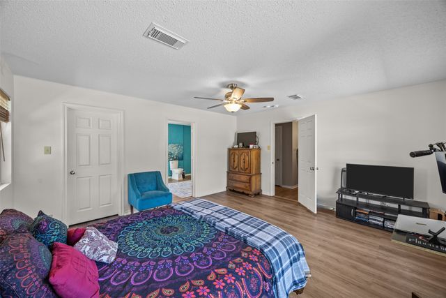 701 N 2nd Street, Cranfills Gap, TX 76637