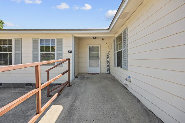 701 N 2nd Street, Cranfills Gap, TX 76637