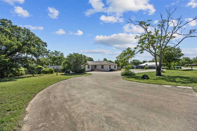 701 N 2nd Street, Cranfills Gap, TX 76637