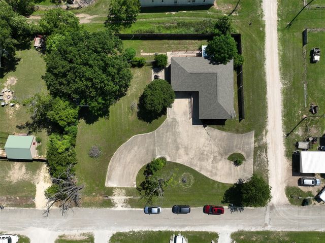 701 N 2nd Street, Cranfills Gap, TX 76637