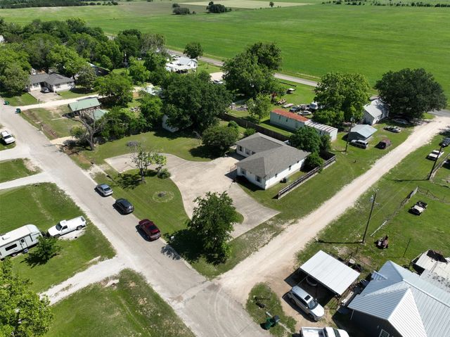 701 N 2nd Street, Cranfills Gap, TX 76637