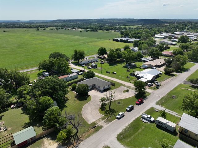 701 N 2nd Street, Cranfills Gap, TX 76637