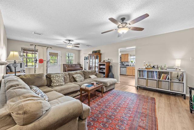 701 N 2nd Street, Cranfills Gap, TX 76637