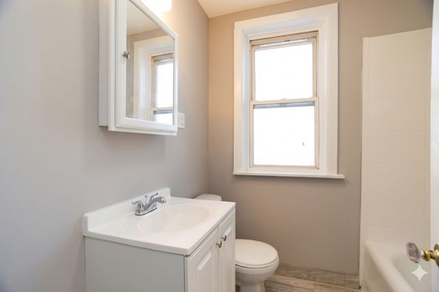 6403 N Bell Avenue 206, Chicago, IL 60645
