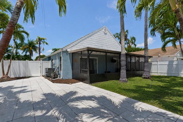 3 Meriden Way, Boynton Beach, FL 33426