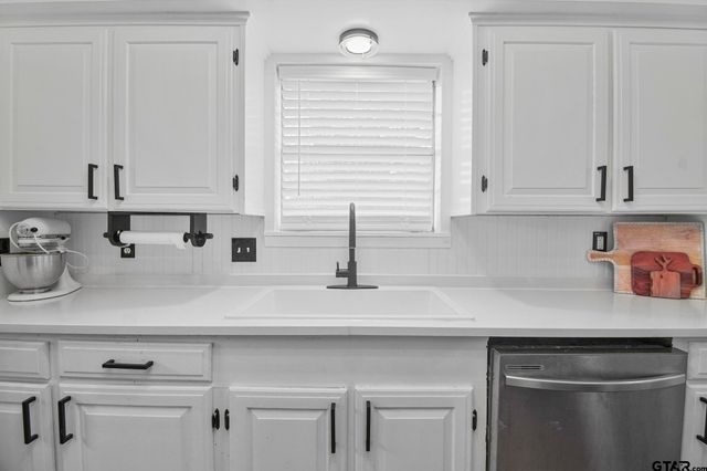 220 An County Road 3732, Palestine, TX 75801