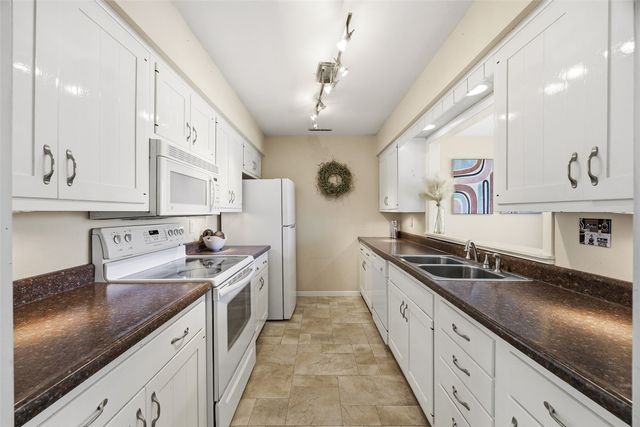 1728 Applewood Place NE, Cedar Rapids, IA 52402