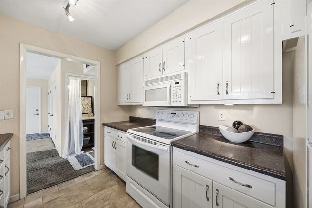 1728 Applewood Place NE, Cedar Rapids, IA 52402