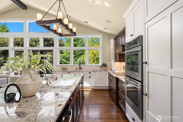 3029 92nd Avenue NE, Clyde Hill, WA 98004