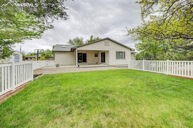433 W Fairway Drive, Pueblo, CO 81007