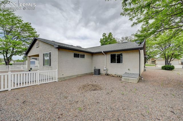 433 W Fairway Drive, Pueblo, CO 81007