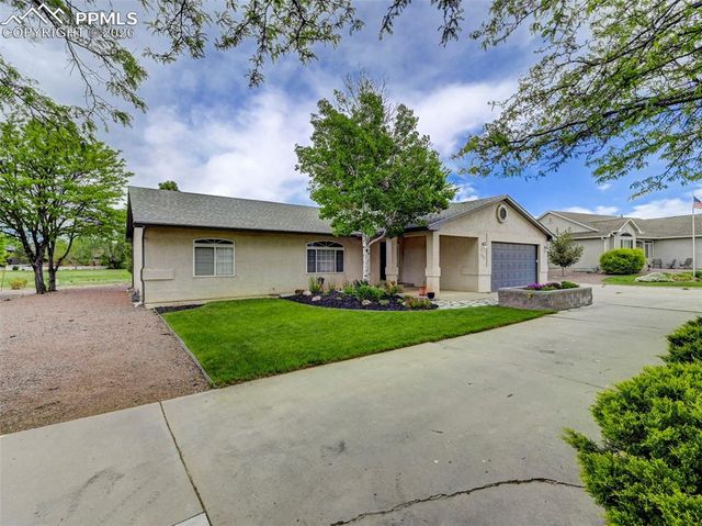 433 W Fairway Drive, Pueblo, CO 81007