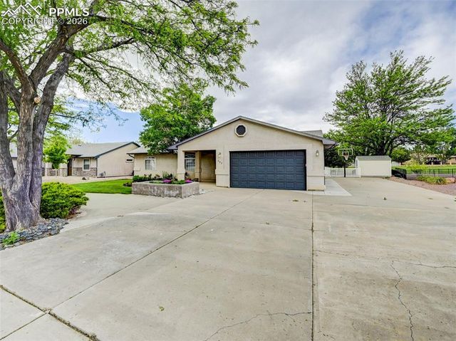 433 W Fairway Drive, Pueblo, CO 81007