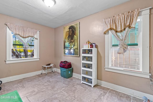 5731 2nd Avenue, Los Angeles, CA 90043