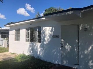 2951 NW 49th St, Miami, FL 33142