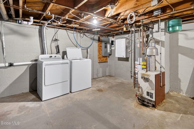 7 Newcomb Drive, Colonie, NY 12211