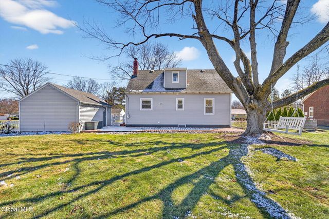 7 Newcomb Drive, Colonie, NY 12211