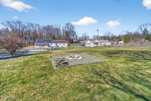 7 Newcomb Drive, Colonie, NY 12211