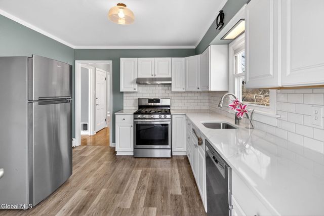 7 Newcomb Drive, Colonie, NY 12211