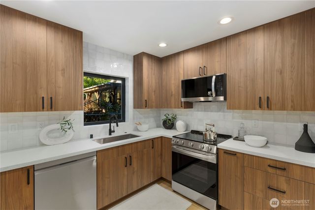 8823 Dibble Avenue NW, Seattle, WA 98117