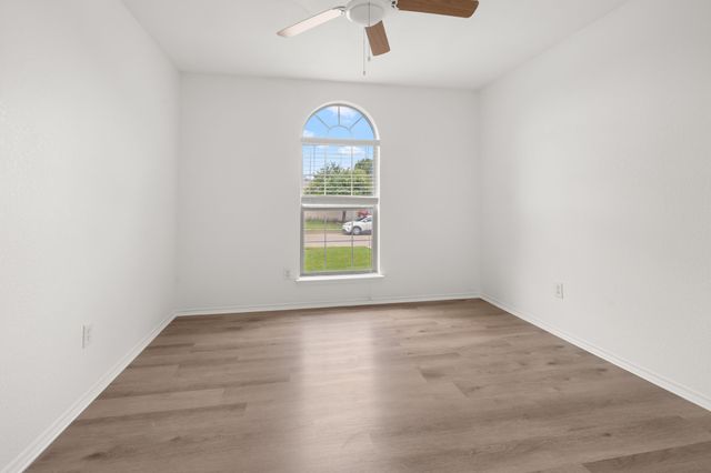 1306 Beacon Hill Drive, Midlothian, TX 76065