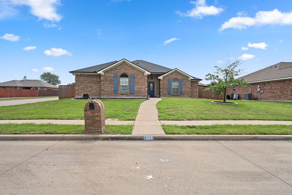 1306 Beacon Hill Drive, Midlothian, TX 76065