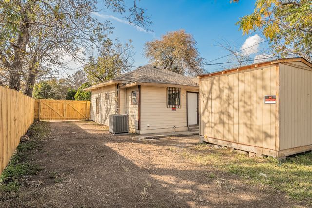 2141 S Jennings Avenue, Fort Worth, TX 76110