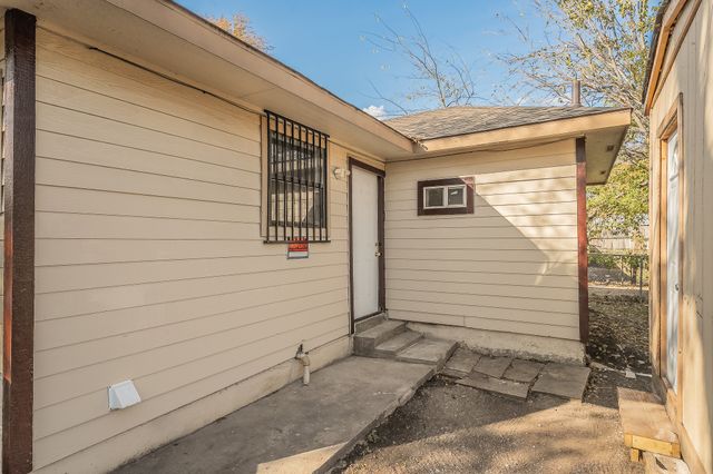 2141 S Jennings Avenue, Fort Worth, TX 76110
