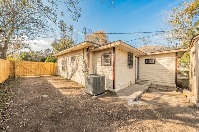 2141 S Jennings Avenue, Fort Worth, TX 76110