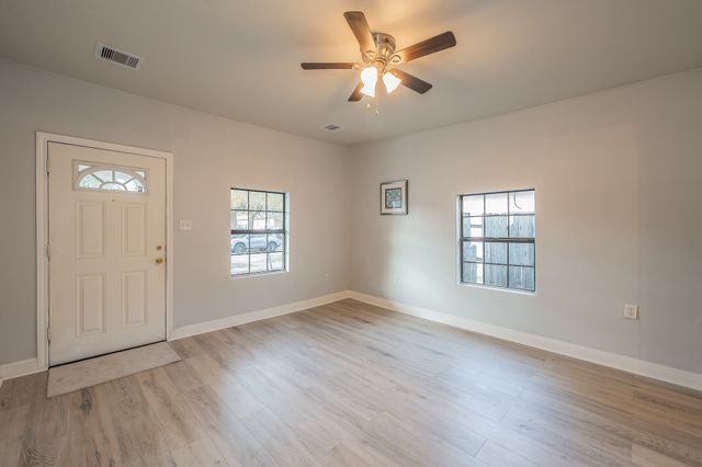 2141 S Jennings Avenue, Fort Worth, TX 76110