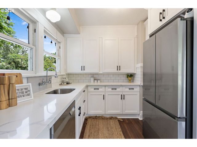1005 Ne JARRETT St, Portland, OR 97211