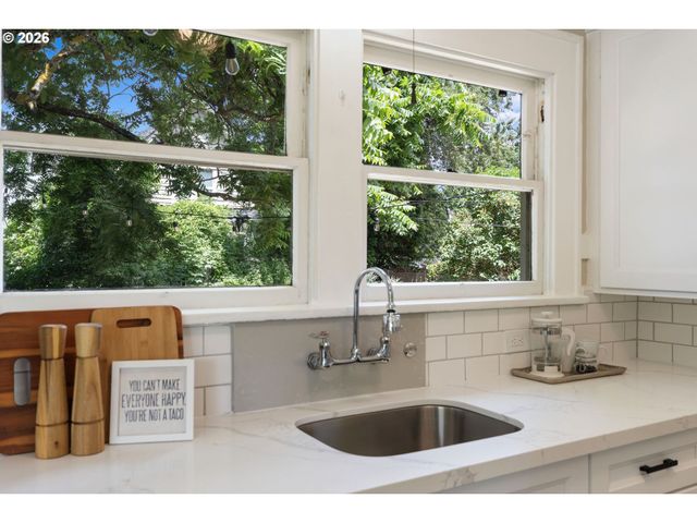 1005 Ne JARRETT St, Portland, OR 97211