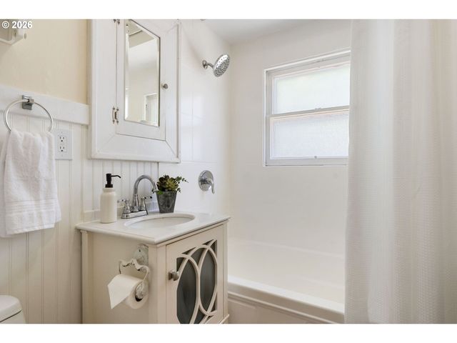 1005 Ne JARRETT St, Portland, OR 97211