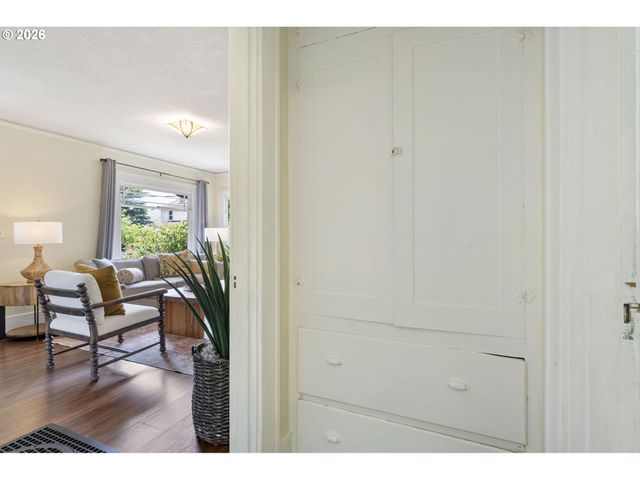 1005 Ne JARRETT St, Portland, OR 97211