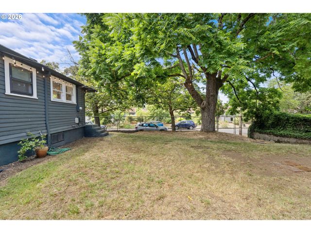 1005 Ne JARRETT St, Portland, OR 97211