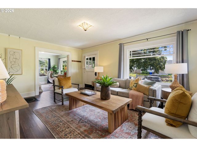1005 Ne JARRETT St, Portland, OR 97211