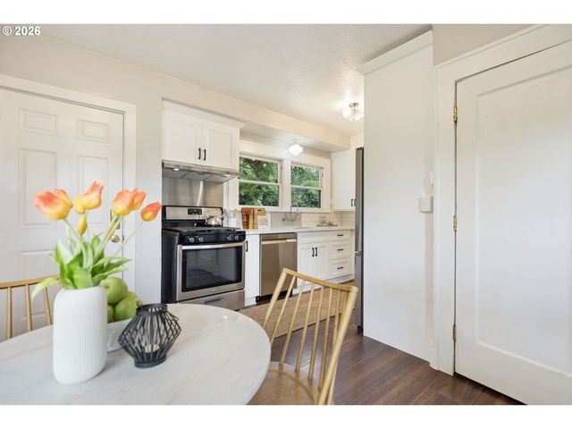 1005 Ne JARRETT St, Portland, OR 97211