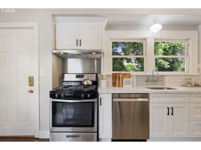 1005 Ne JARRETT St, Portland, OR 97211